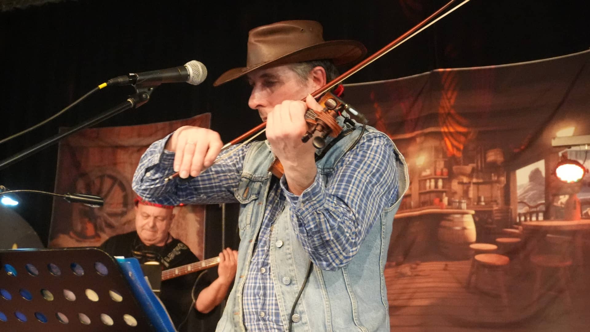 Concert chez les Enfile Tes Bottes à Ouzouer-le-Marché (41) - photo Eric Caumes