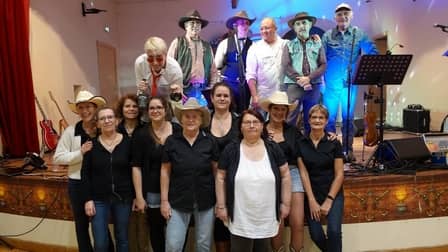 Medley par Rockin' Chairs, groupe country rock - Bal The Crazy Heels (Chevillon-sur-Huillard) - Vidéo : Eric Caumes