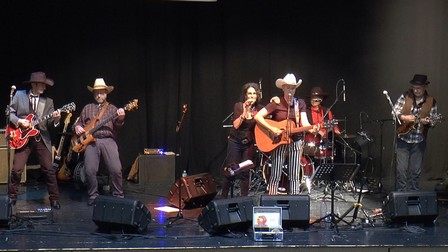 Communicate no more (Charlie Gon) par Rockin' Chairs, orchestre country rock, en concert chez les Totem Dancers Country